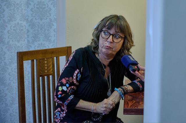 Bára Hrzánová ochotně rozdávala rozhovory přítomným novinářům. Foto Michal Klíma