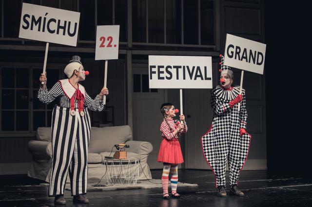 Festival odstartovala tradiční klauniáda letos v podání Martiny Sikorové, Aničky Počepické 
ze Studia LAIK a Karolíny Šafránkové. Foto Michal Klíma
